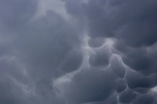 Pluizige Wolken Bedekken Zomer Blauwe Lucht — Stockfoto