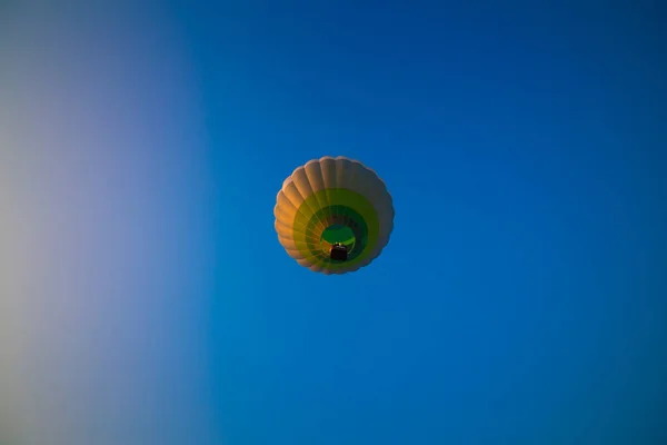 Großer Ballon Fliegt Gegen Den Himmel — Stockfoto