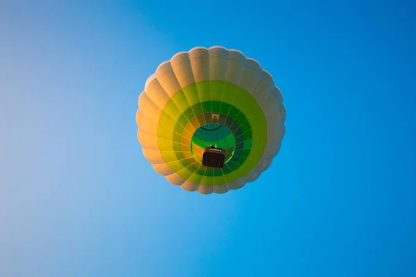 Grande Balão Voa Contra Céu — Fotografia de Stock