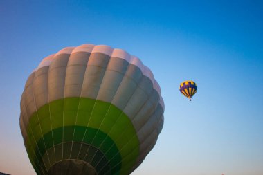 Gökyüzüne doğru uçan büyük bir balon