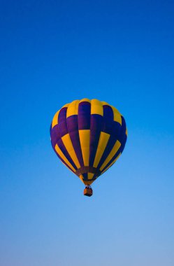 Gökyüzüne doğru uçan büyük bir balon
