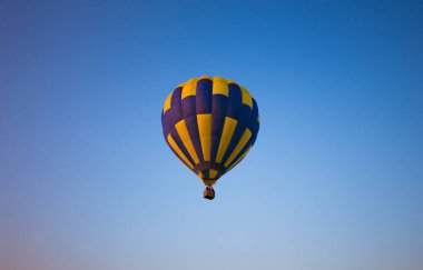 Gökyüzüne doğru uçan büyük bir balon