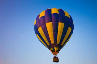 Gökyüzüne doğru uçan büyük bir balon