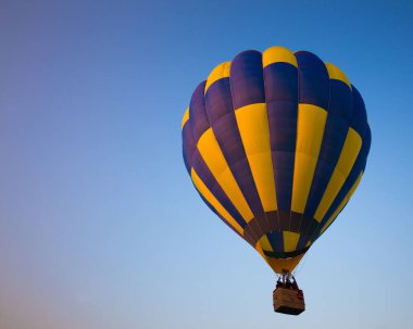 Gökyüzüne doğru uçan büyük bir balon