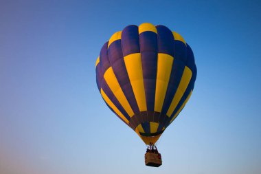 Gökyüzüne doğru uçan büyük bir balon
