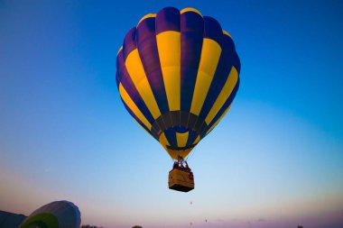 Gökyüzüne doğru uçan büyük bir balon