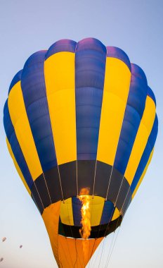 Gökyüzüne doğru uçan büyük bir balon