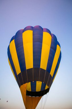 Gökyüzüne doğru uçan büyük bir balon