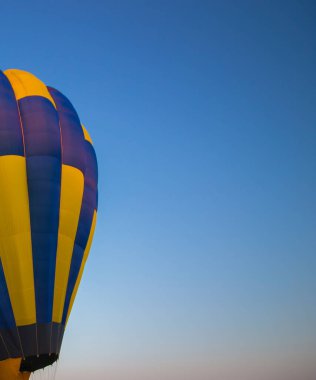 Gökyüzüne doğru uçan büyük bir balon