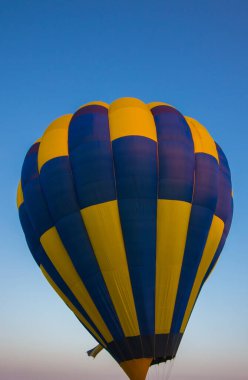 Gökyüzüne doğru uçan büyük bir balon