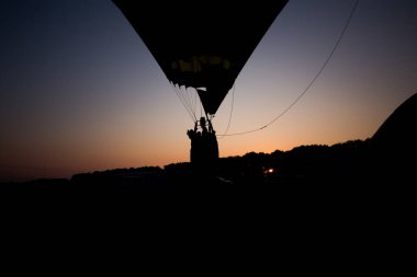 Sıcak hava balonu gökyüzünde gün batımında