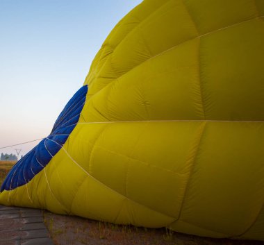 Yerde büyük bir balon yatıyor.