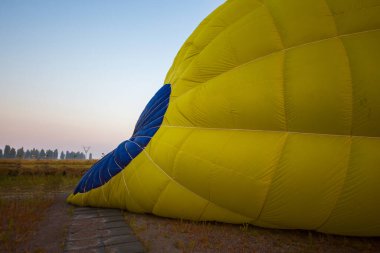 Yerde büyük bir balon yatıyor.