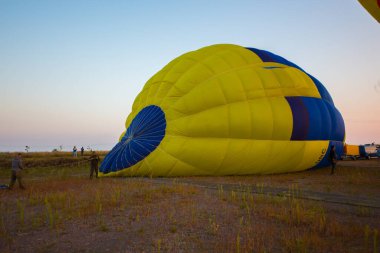 Yerde büyük bir balon yatıyor.