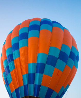 Gökyüzüne doğru uçan büyük bir balon