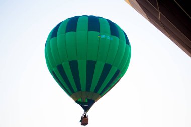 Gökyüzüne doğru uçan büyük bir balon