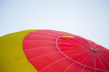 Gökyüzüne doğru uçan büyük bir balon