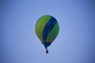 Gökyüzüne doğru uçan büyük bir balon