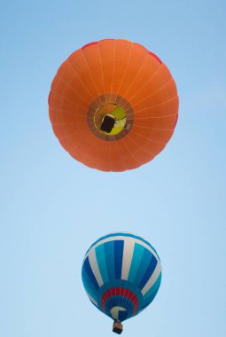 Gökyüzüne doğru uçan büyük bir balon