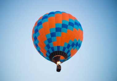 Gökyüzüne doğru uçan büyük bir balon