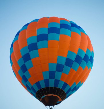 Gökyüzüne doğru uçan büyük bir balon