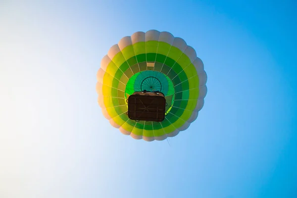 Grande Balão Voa Contra Céu — Fotografia de Stock