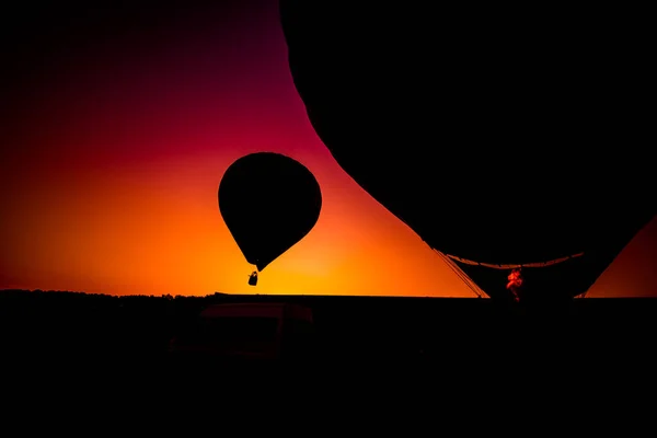 夕阳西下的热气球 — 图库照片