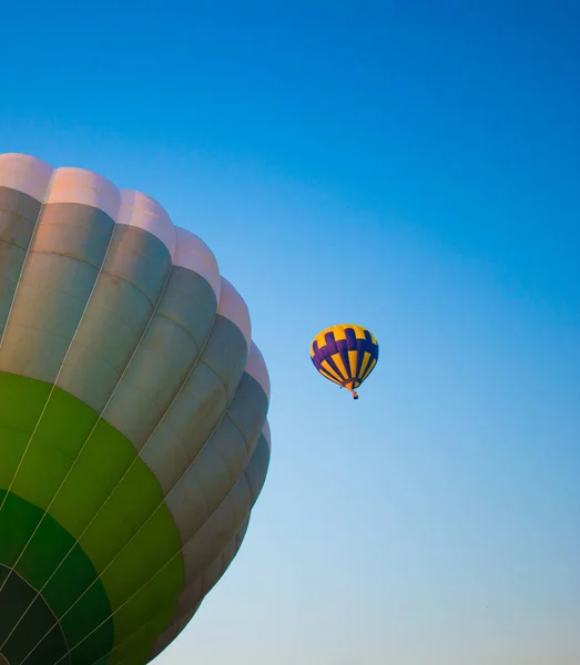 Grande Balão Voa Contra Céu — Fotografia de Stock