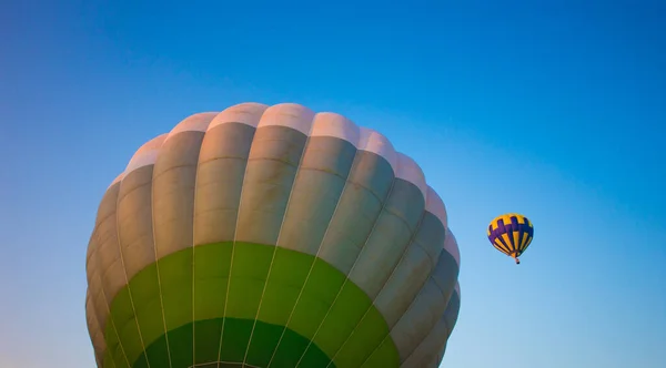 Gran Globo Vuela Contra Cielo —  Fotos de Stock