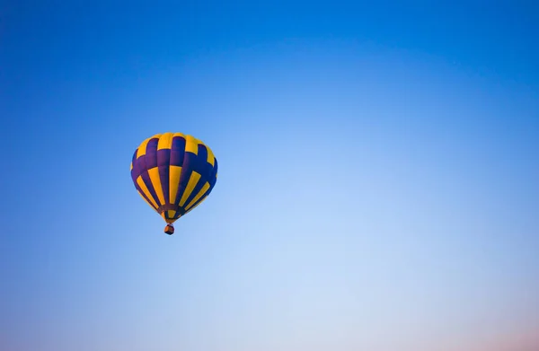 Gros Ballon Vole Contre Ciel — Photo