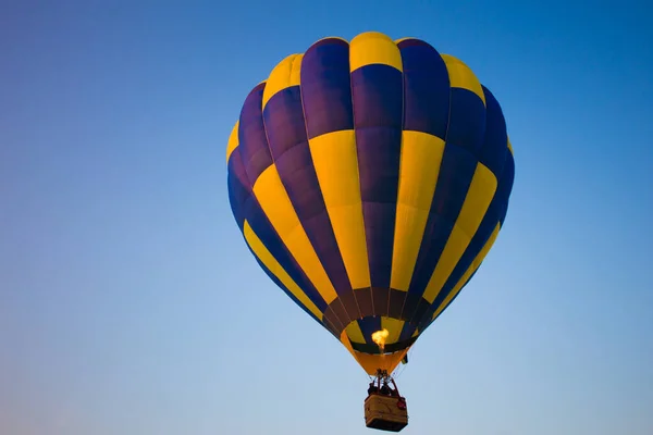 Velký Balón Letí Proti Obloze — Stock fotografie