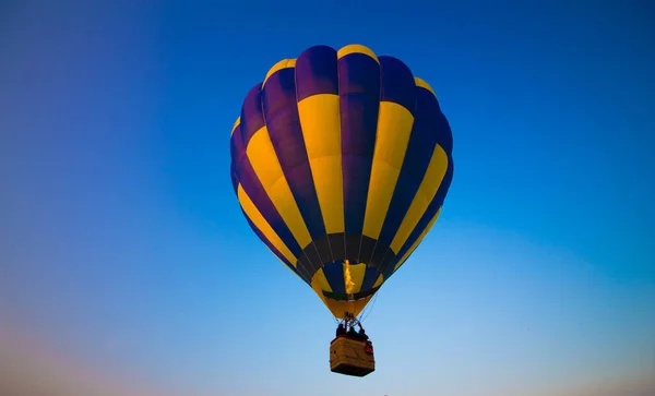 Grote Ballon Vliegt Tegen Lucht — Stockfoto