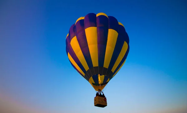 Velký Balón Letí Proti Obloze — Stock fotografie