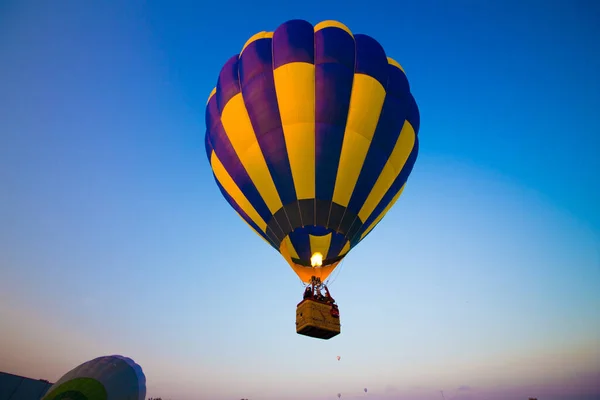 Grande Balão Voa Contra Céu — Fotografia de Stock