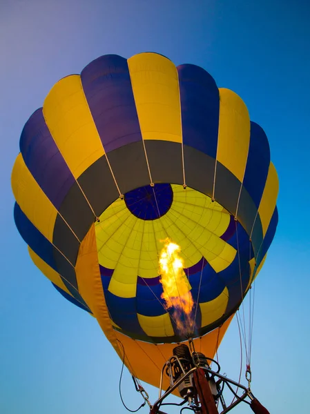 Wielki Balon Leci Niebie — Zdjęcie stockowe