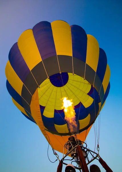 Wielki Balon Leci Niebie — Zdjęcie stockowe