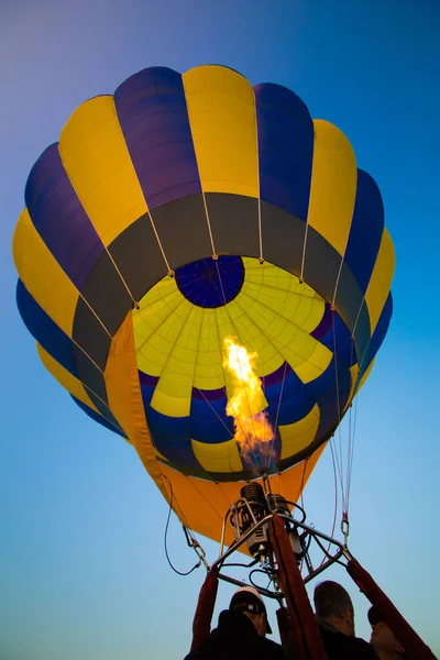 Wielki Balon Leci Niebie — Zdjęcie stockowe