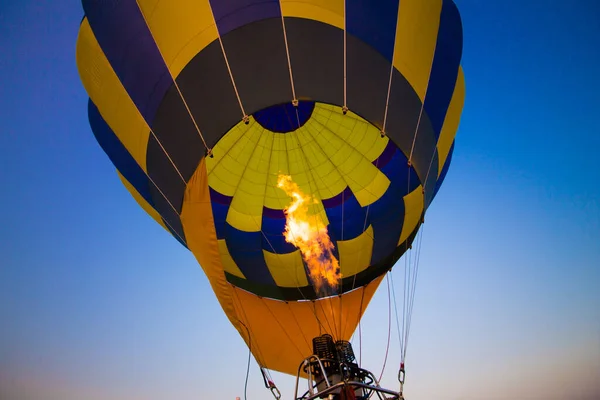 Gökyüzüne Doğru Uçan Büyük Bir Balon — Stok fotoğraf
