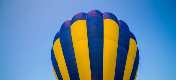 Grande Balão Voa Contra Céu — Fotografia de Stock