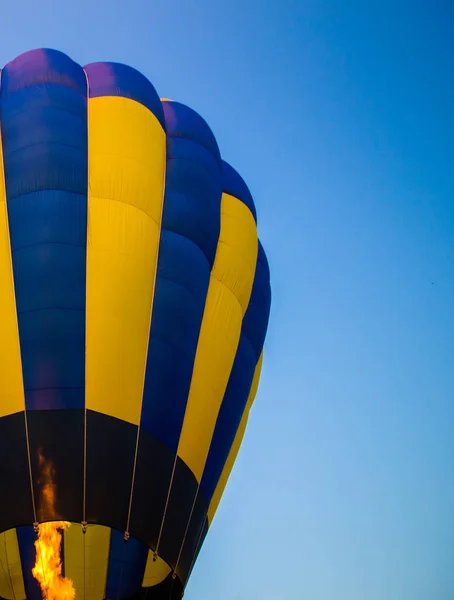 Großer Ballon Fliegt Gegen Den Himmel — Stockfoto