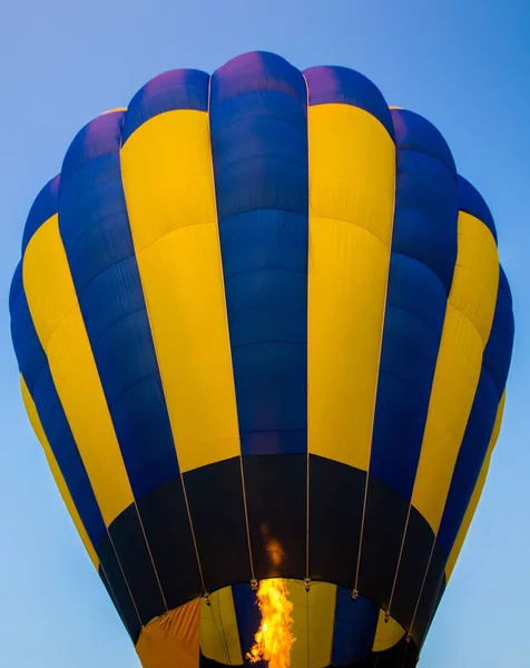 Wielki Balon Leci Niebie — Zdjęcie stockowe