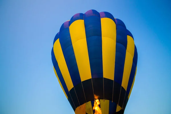 Wielki Balon Leci Niebie — Zdjęcie stockowe