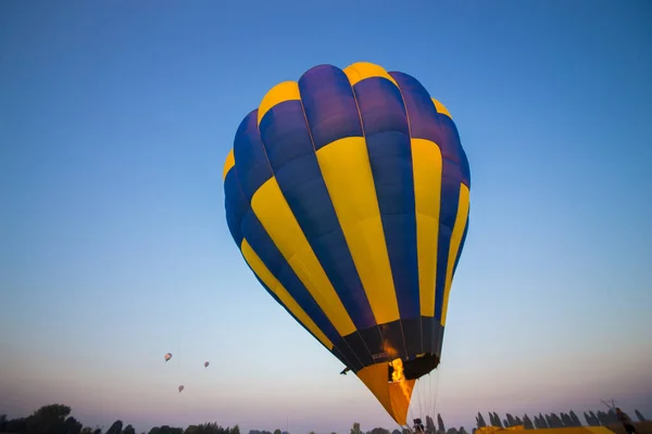 Grande Balão Voa Contra Céu — Fotografia de Stock