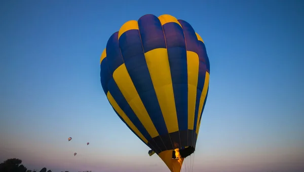 Wielki Balon Leci Niebie — Zdjęcie stockowe