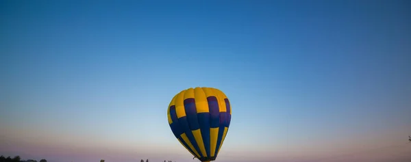 Grande Balão Voa Contra Céu — Fotografia de Stock