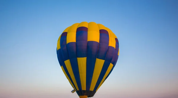 Μεγάλο Μπαλόνι Πετάει Στον Ουρανό — Φωτογραφία Αρχείου