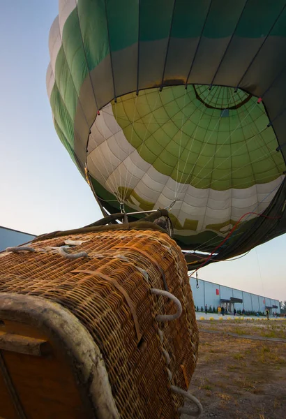 绿色气球从地面起飞 — 图库照片