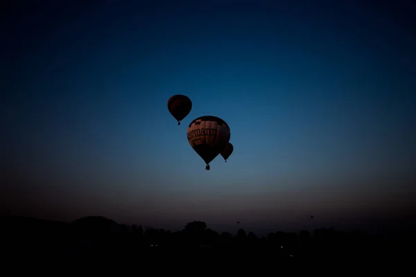 夕阳西下的热气球 — 图库照片