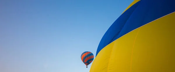 Stor Ballong Flyger Mot Himlen — Stockfoto