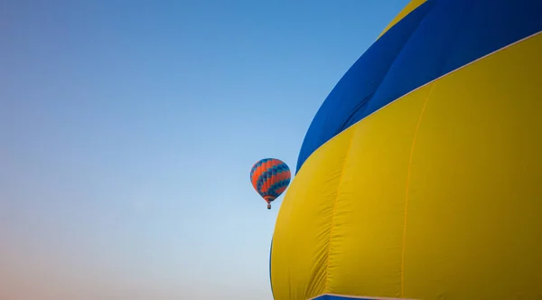 Wielki Balon Leci Niebie — Zdjęcie stockowe